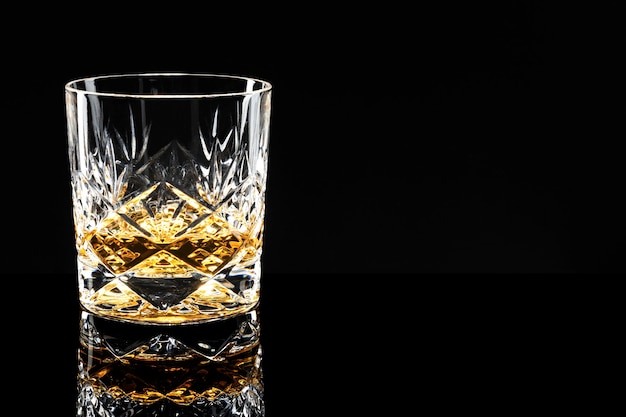 Bezpłatne zdjęcie złota szkocka whisky na czarnym tle