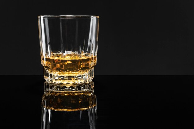 Złota szkocka whisky na czarnym tle