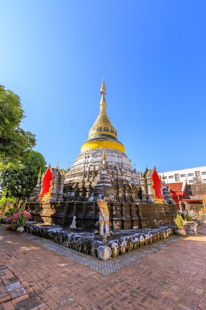 Złota zdobiona pagoda w świątyni Wat Bubparam w Chiang Mai na północ od Tajlandii