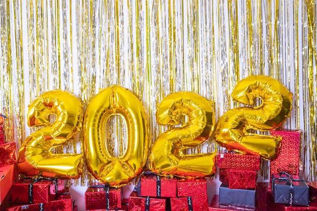 Złote balony foliowe z prezentami i konfettiszczęśliwego nowego roku i świątecznej dekoracji!