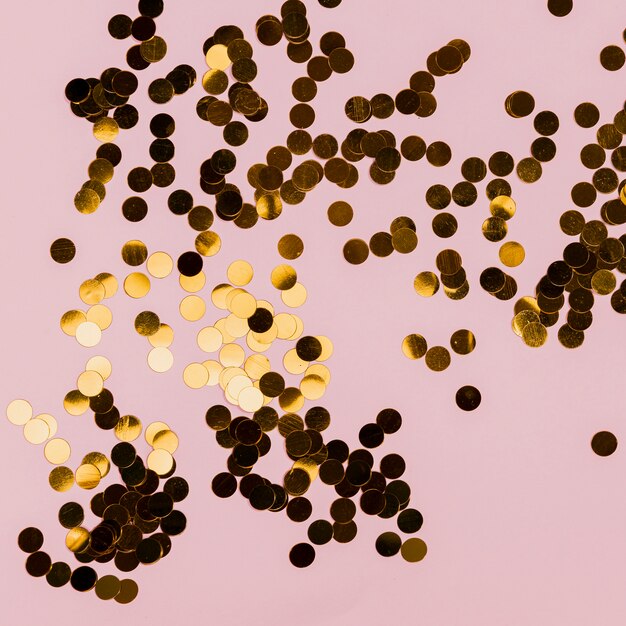 Bezpłatne zdjęcie złote konfetti na różowo na imprezie noworocznej