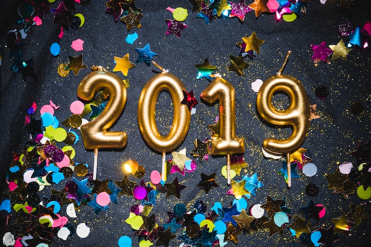 Bezpłatny plik Zdjęcie złote świeczki 2019 na świątecznej podłoga