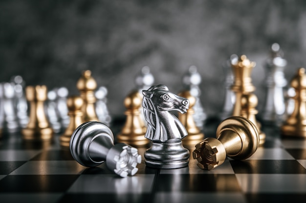 Bezpłatne zdjęcie złoto i srebro szachy na szachowej grze planszowej dla koncepcji przywództwa metafory biznesowej
