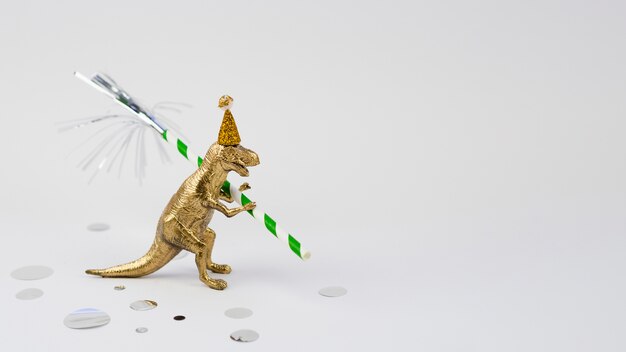 Złoty bok T-rex z urodzinowym kapeluszem