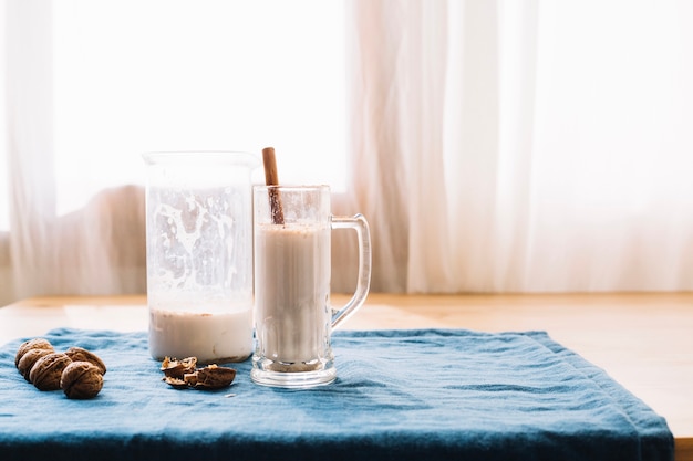 Złożony milkshake i orzechy na serwetce