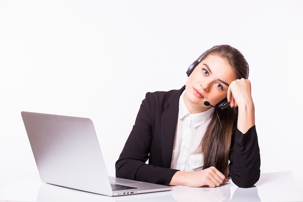 Zmęczona kobieta biznesu w call center siedzi przy stole lub jest to awaria. Na białym tle.