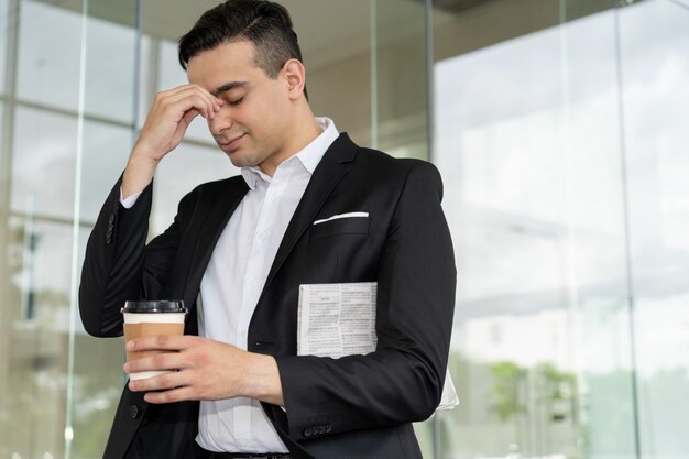 Zmęczony sfrustrowany biznesmena cierpienie od migreny