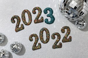 Bezpłatne zdjęcie zmiana koncepcji roku z kulami disco