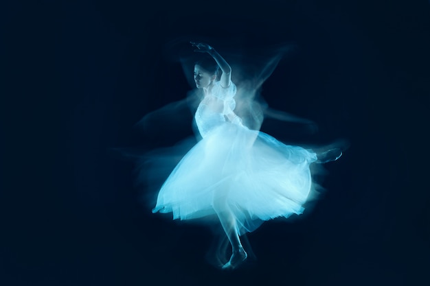 zmysłowy i emocjonalny taniec pięknej baletnicy przez zasłonę