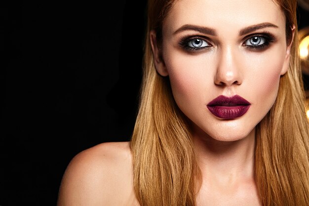 zmysłowy portret glamour modelki pięknej kobiety z codziennym makijażem o ciemnoczerwonych ustach i czystej, zdrowej twarzy