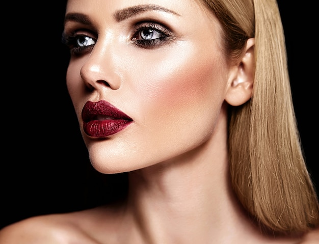 Bezpłatne zdjęcie zmysłowy portret glamour pięknej blond kobiety modelki z codziennym makijażem o fioletowym kolorze ust i czystej zdrowej skórze