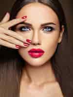 Bezpłatne zdjęcie zmysłowy portret glamour pięknej kobiety modelki z codziennym makijażem z różowymi ustami i czystą, zdrową twarz