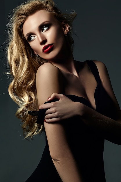 zmysłowy seksowny portret pięknej blond modelki damy ze świeżym makijażem i zdrowe kręcone włosy