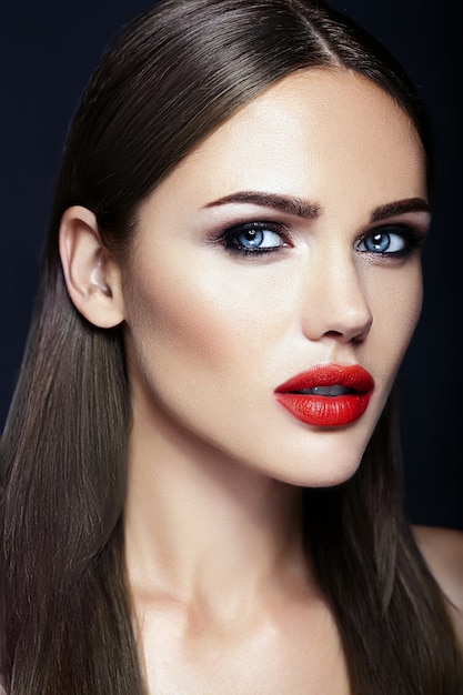 zmysłowy seksowny portret pięknej kobiety modelki z czerwonymi ustami koloru i czystej zdrowej skóry twarzy