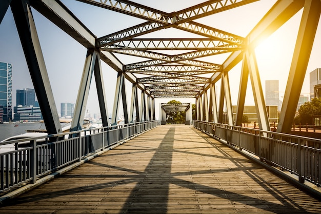Znajduje się w Szanghaju, sto lat temu, stalowy most.