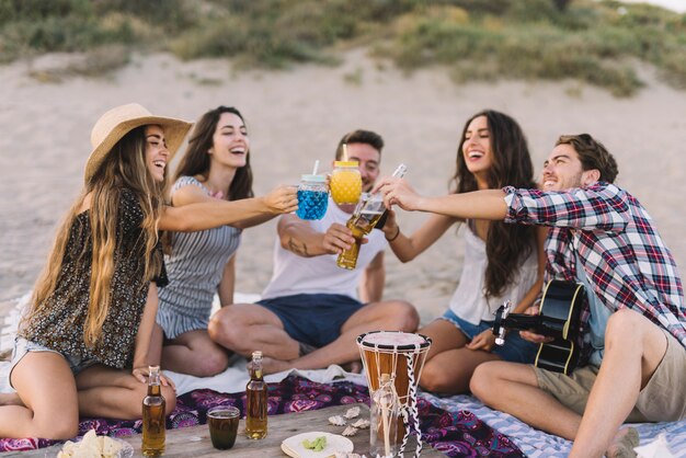 Znajomi mówiących wiwaty na plaży