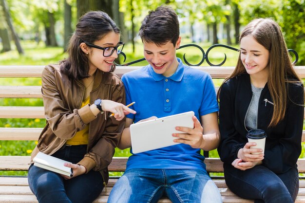 Znajomi studiujący na ławce