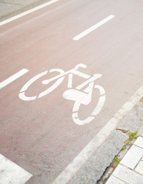 Znak drogowy rowerów na drodze