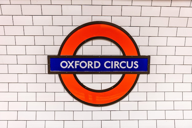 Znak stacji metra oxford circus w londynie. londyńskie metro to najstarsza na świecie podziemna linia kolejowa obejmująca 402 km torów.