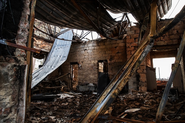 Bezpłatne zdjęcie zniszczona wojna domowa rosjan na ukrainie