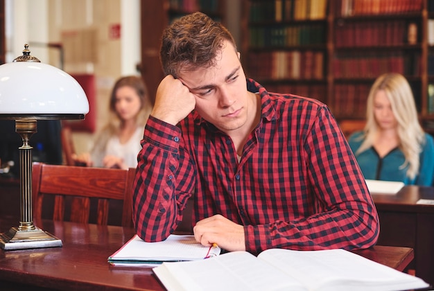 Znudzony Student Płci Męskiej Podczas Studiów