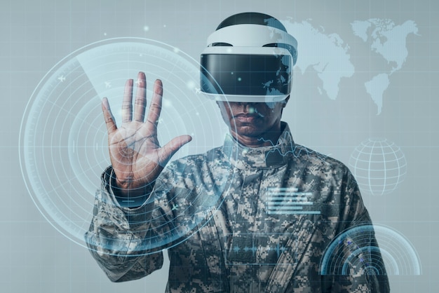 Żołnierz za pomocą futurystycznej technologii armii wirtualnego ekranu