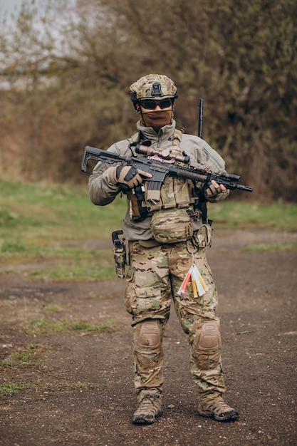 Bezpłatne zdjęcie Żołnierze armii walczący bronią i bronią swojego kraju