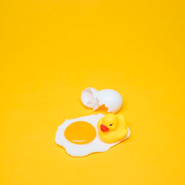 Bezpłatne zdjęcie Żółta martwa natura z jajkiem