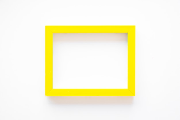 Bezpłatne zdjęcie Żółta ramka na białym