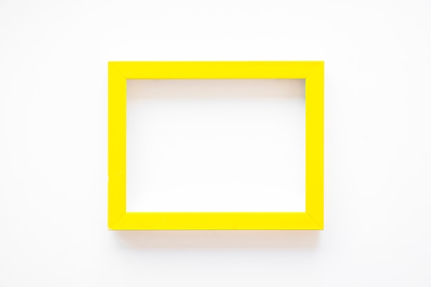 Żółta ramka na białym