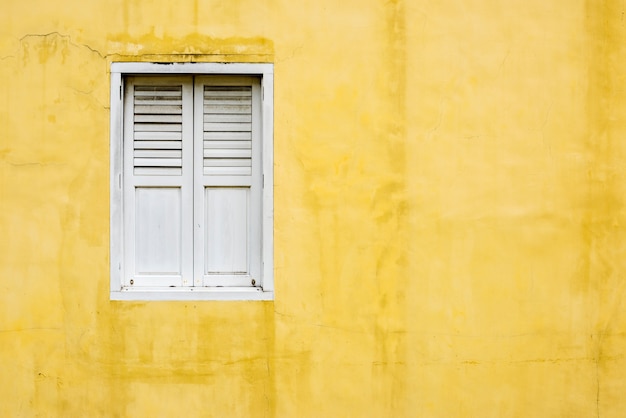 Żółta ściana i białe okno