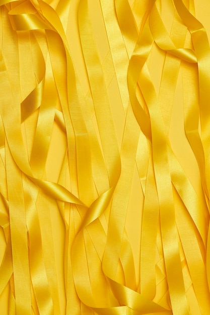 Bezpłatne zdjęcie Żółta wstążka na żółtawym tle
