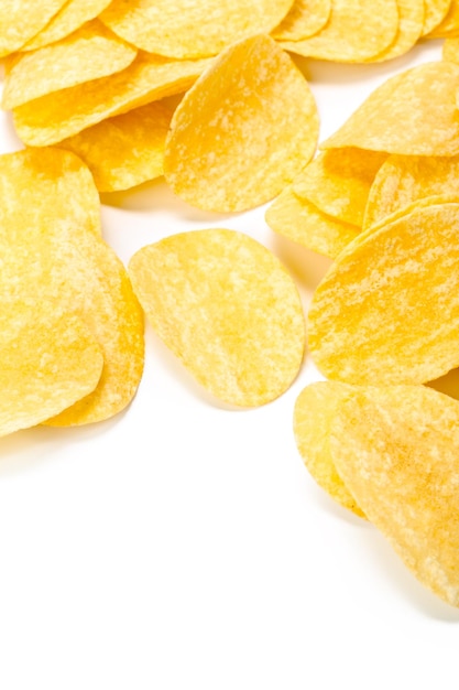 Żółte chipsy ziemniaczane na białym tle