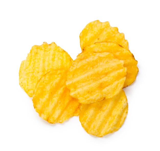 Żółte chipsy ziemniaczane na białym tle