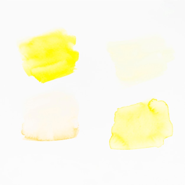 Żółte pociągnięcia pędzlem na białym tle