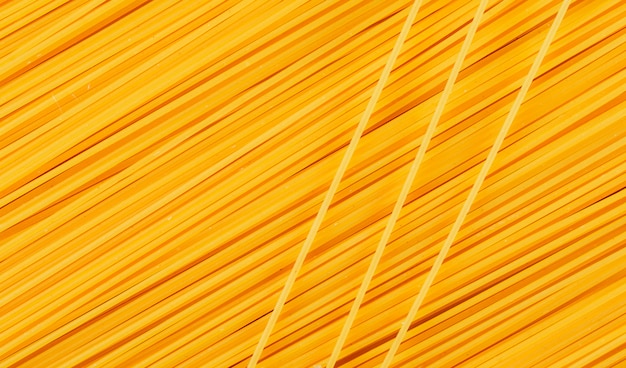Żółte surowe spaghetti.