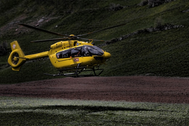 Bezpłatne zdjęcie Żółty i czarny helikopter