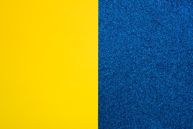 Żółty karton papier na niebieskim dywanie