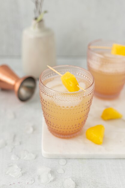 Żółty sok w przezroczystej szklance do picia