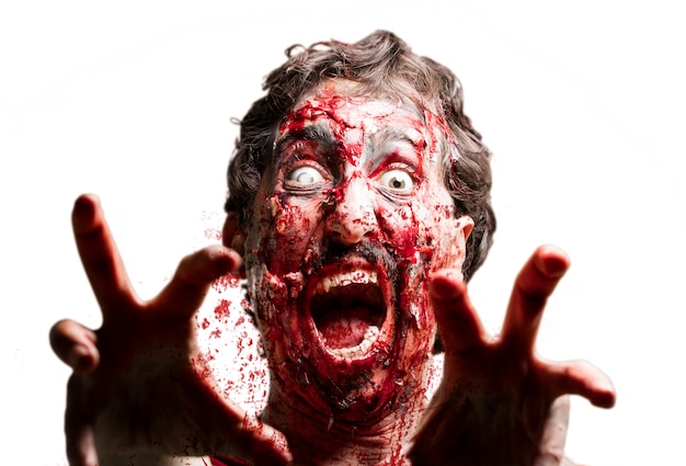 Bezpłatne zdjęcie zombi z białym okiem i podniesionymi rękami