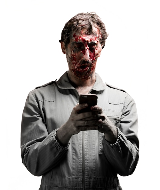 Bezpłatne zdjęcie zombie wpisując w telefonie