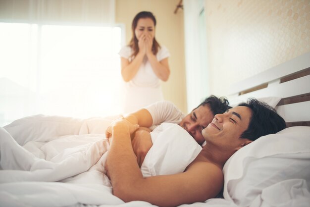 Żona znalazła męża w łóżku z innym facetem, jest gejem