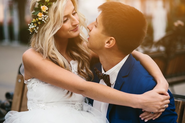 Bezpłatny plik Zdjęcie żonaty para cuddling w mieście