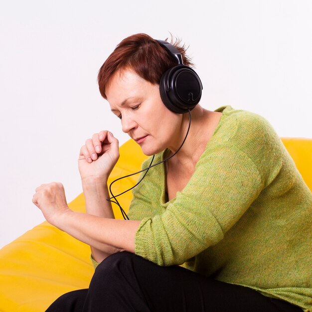 Bezpłatne zdjęcie zrelaksowana starsza kobieta słucha muzykę