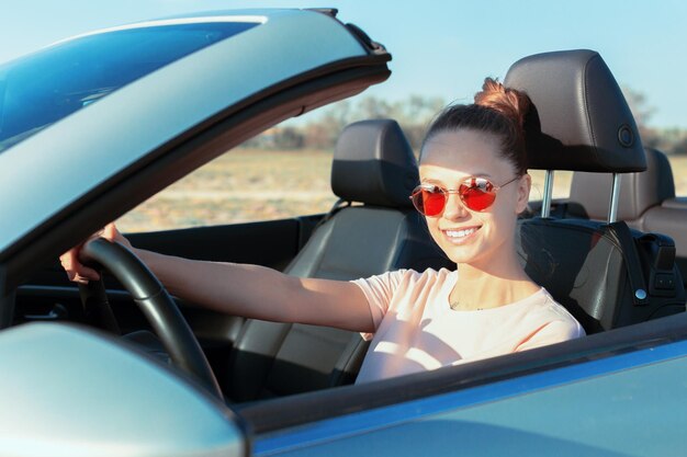 Zrelaksowana szczęśliwa kobieta podróżująca samochodem