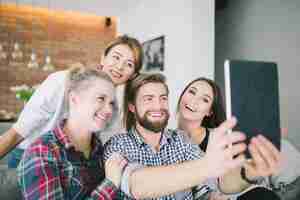 Bezpłatne zdjęcie zrelaksowani roześmiani ludzie bierze selfie