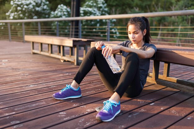 Zrelaksowany sportsewoman myślenie