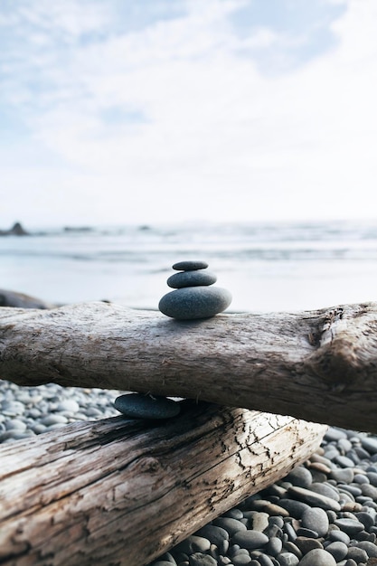 Bezpłatne zdjęcie zrównoważone skały na plaży zen i fotografia przyrody