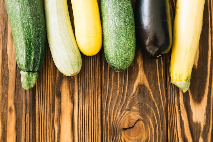 Bezpłatny plik Zdjęcie zucchini na drewnianym stole