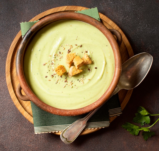 Bezpłatne zdjęcie zupa brokułowa na zimę z grzankami